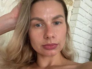 live oral sex model MonaParissi